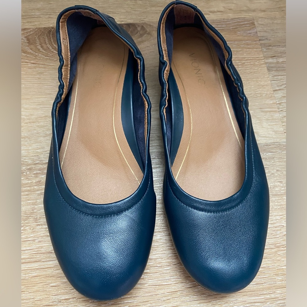 Vionic Caroll Ballet Flats with Elastic Detailing for Comfort in Navy Blue - Picture 3 of 11